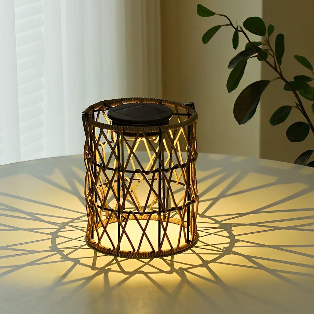 Rattan Solar Tuinlamp – Duurzame Tuinverlichting op Zonne-energie met Automatische Sensor en Weerbestendig Ontwerp X-vormig