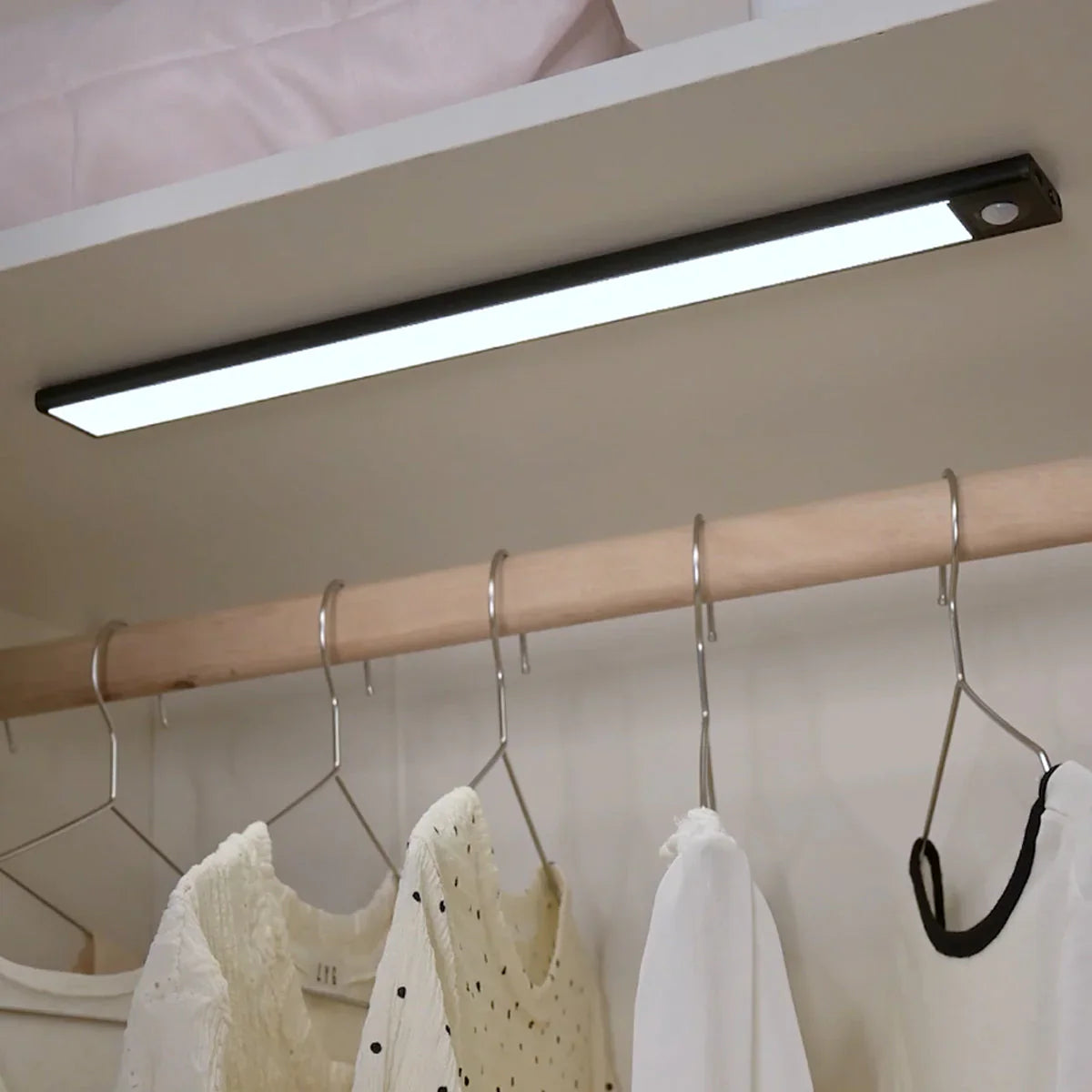 Draadloze LED Strip Voor Eenvoudige En Flexibele Verlichting Zwart