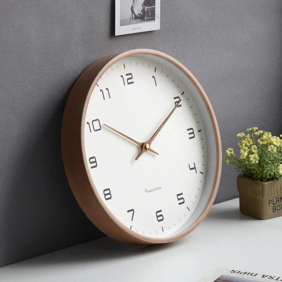 Houten Wandklok Met Natuurlijke Afwerking Voor Woonkamer