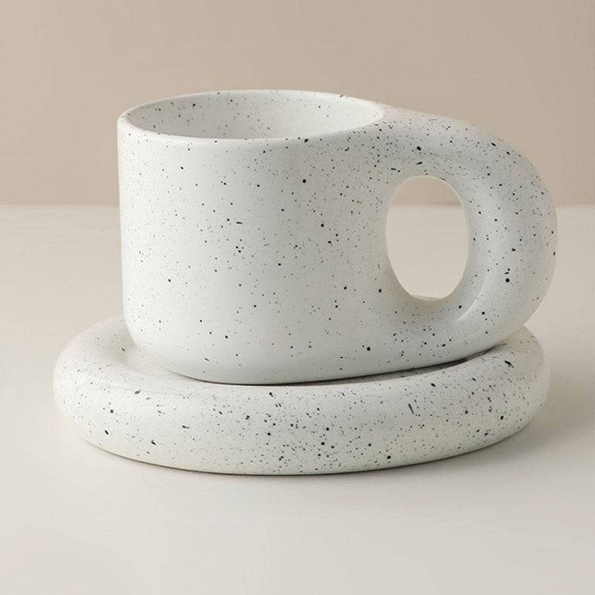 Chunky Keramische Espresso Beker voor Comfort en Stijl Gespetterd Wit
