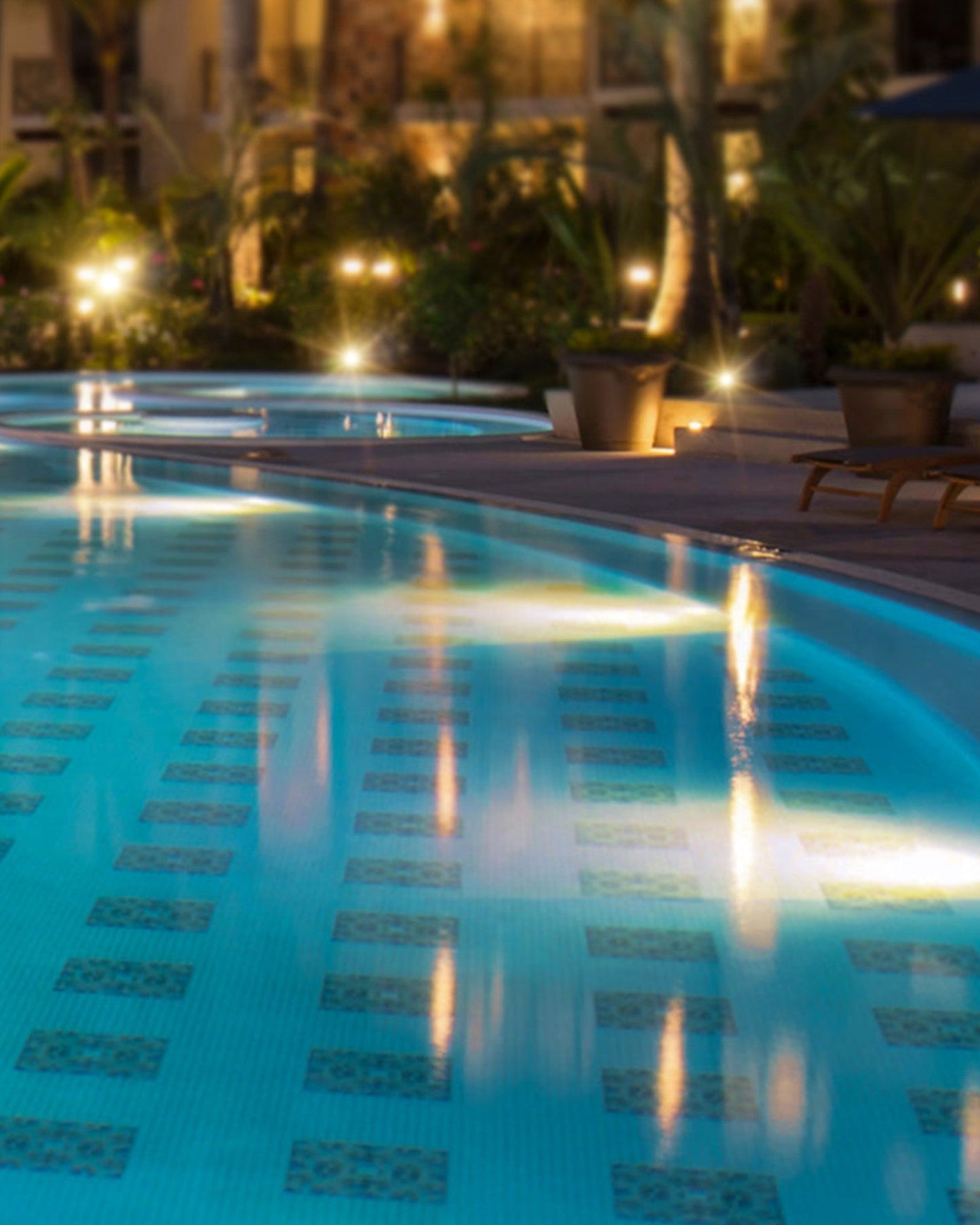 Orr Glow - Moderne Kleine Vloerlamp - Warmwit LED-Licht - Zilver Metaal - IP65 Weerbestendig voor Buitenruimte Tuin of Gang