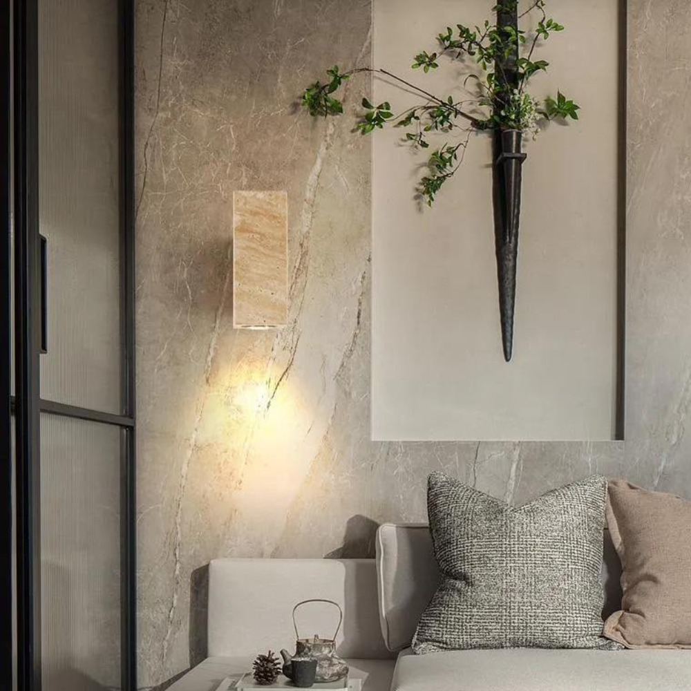 Japandi Wandlamp met Travertijn Afwerking en Minimalistisch Ontwerp