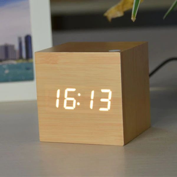 Kubus Digitale Tafelklok Voor Modern Interieur Geelwit