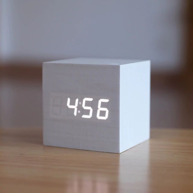 Kubus Digitale Tafelklok Voor Modern Interieur Wit-wit