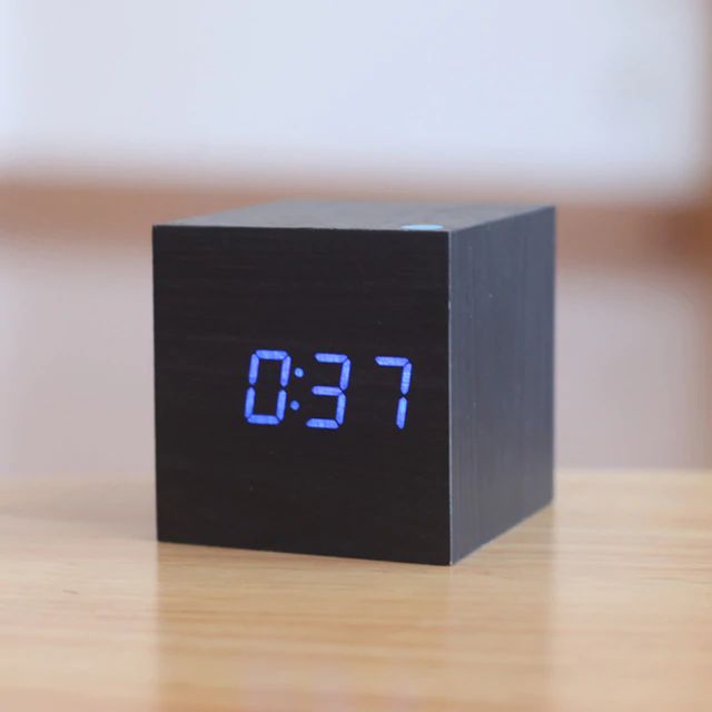 Kubus Digitale Tafelklok Voor Modern Interieur Zwart-blauw