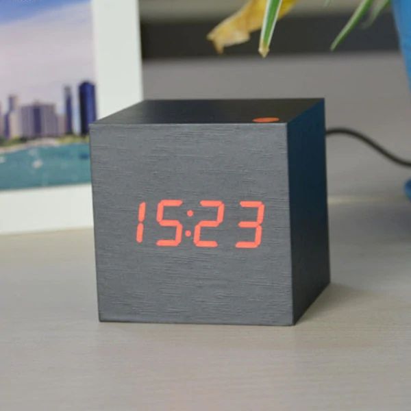 Kubus Digitale Tafelklok Voor Modern Interieur Zwart-rood