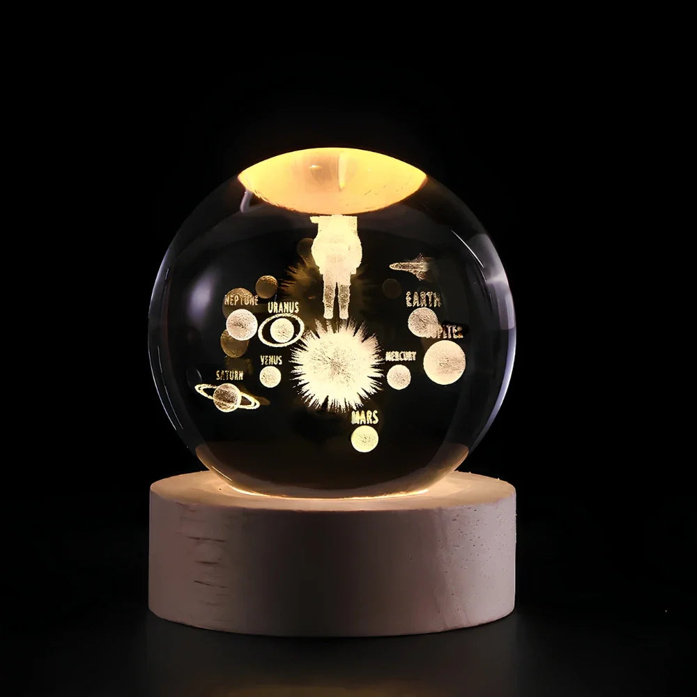 Solace - Kristallen Bal met 3D Gravure en Warm Wit Licht Astral Voyage