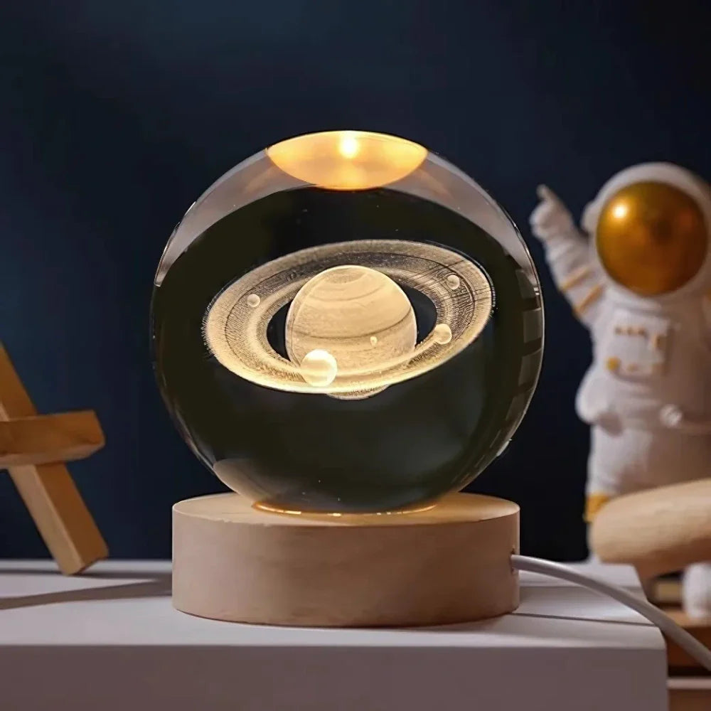 Solace - Kristallen Bal met 3D Gravure en Warm Wit Licht Saturn