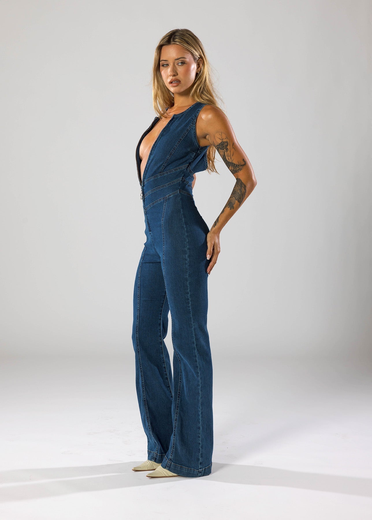 Avenari | Dames Jumpsuit – Denim – Diepe V-Hals – Flared Pijpen – Getailleerde Pasvorm – Rits Sluiting