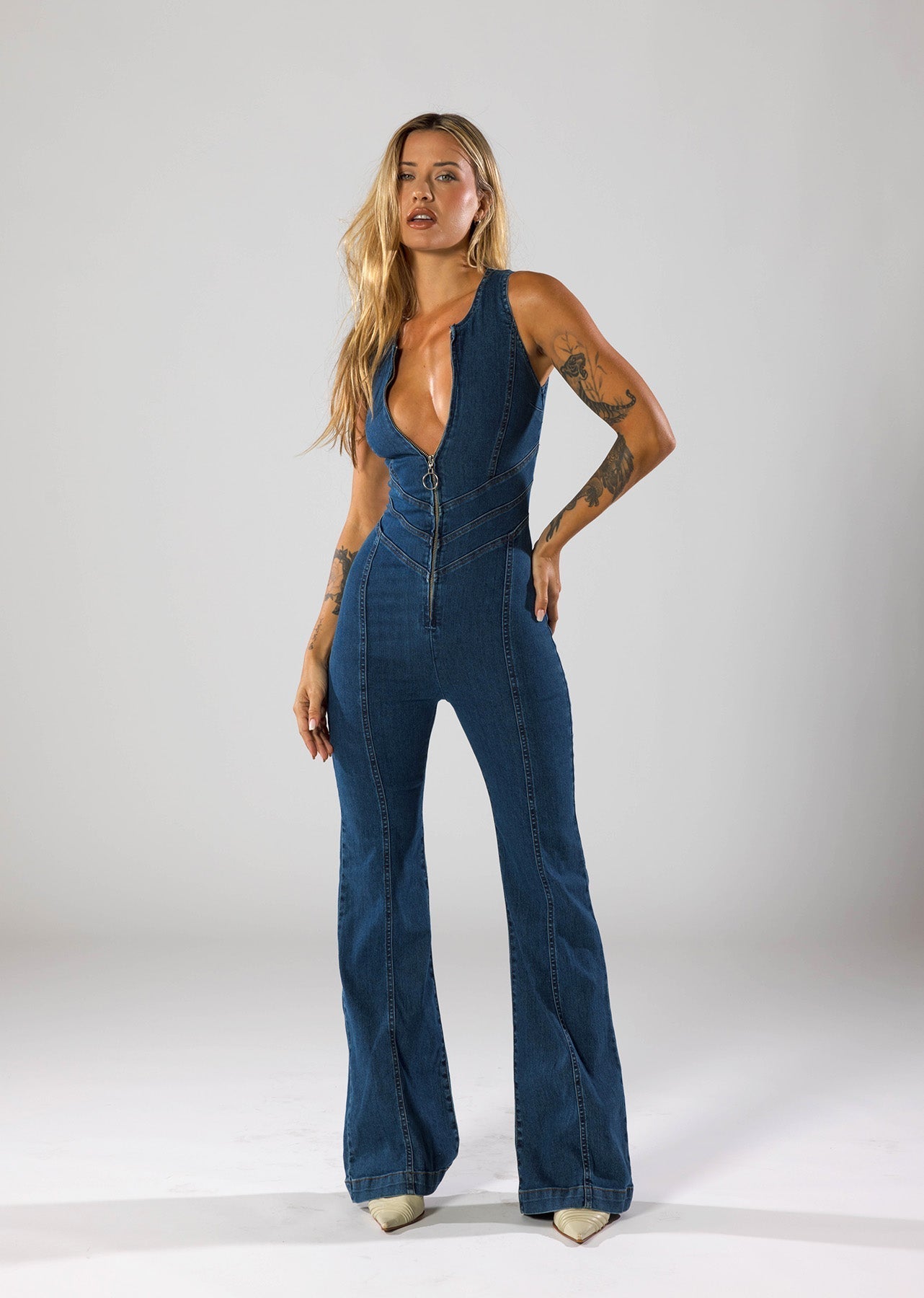 Avenari | Dames Jumpsuit – Denim – Diepe V-Hals – Flared Pijpen – Getailleerde Pasvorm – Rits Sluiting
