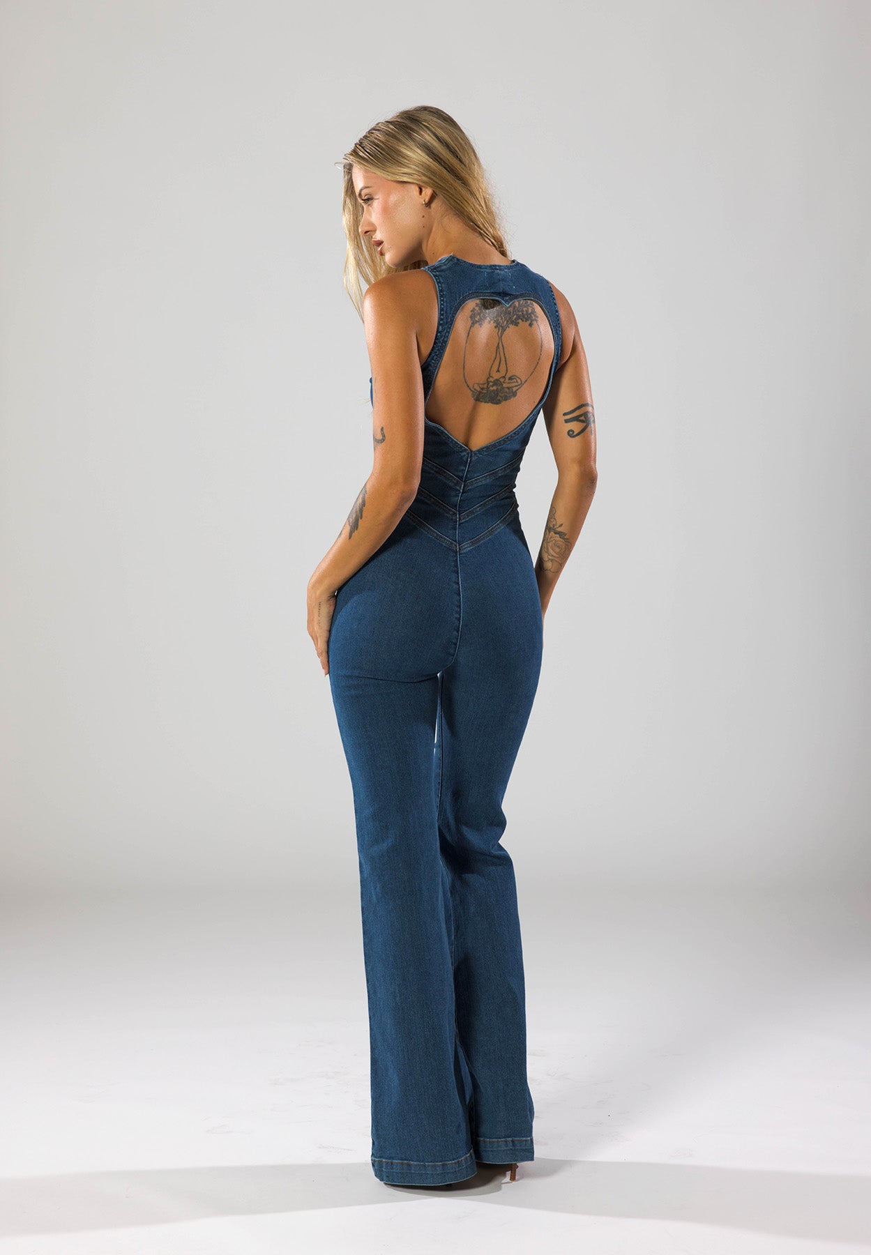 Avenari | Dames Jumpsuit – Denim – Diepe V-Hals – Flared Pijpen – Getailleerde Pasvorm – Rits Sluiting