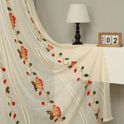 Feestelijke Rode Gordijnen met Bel- en Bloemenpatroon – Semi-doorzichtig Katoen en Polyester Mix voor Decoratieve Sfeer