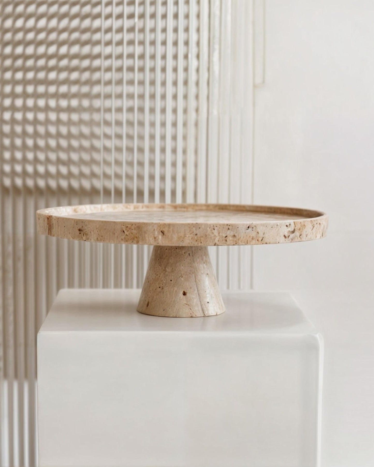 Kiwano – Marmeren Taartstandaard Beige Travertin 28cm Handgemaakt