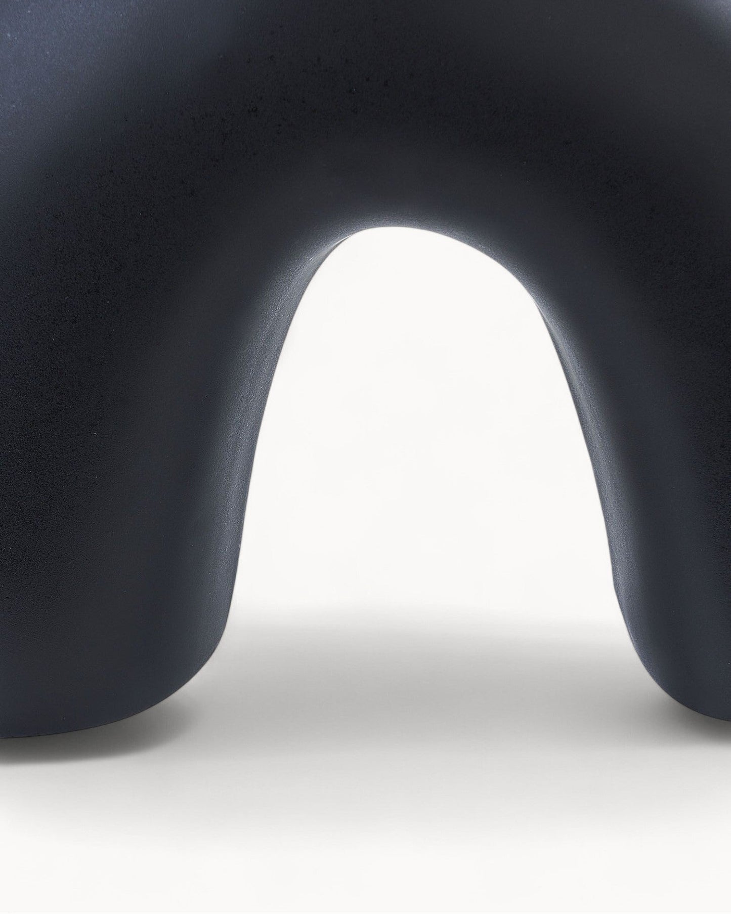 Lamia Vaasje – Handgemaakte Zwarte Porseleinen Bloempot 31 Cm