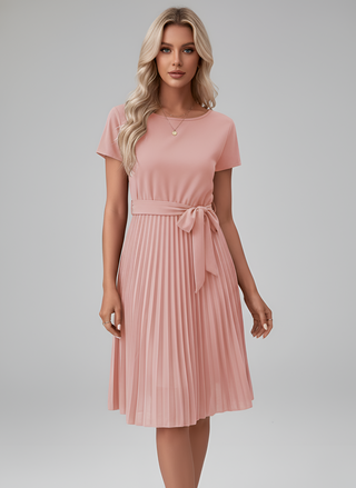 Geplooide midi-jurk voor dames met riem en korte mouwen, gemaakt van soepelvallende stof. 4