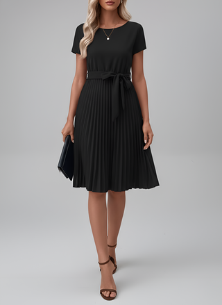 Geplooide midi-jurk voor dames met riem en korte mouwen, gemaakt van soepelvallende stof. 6