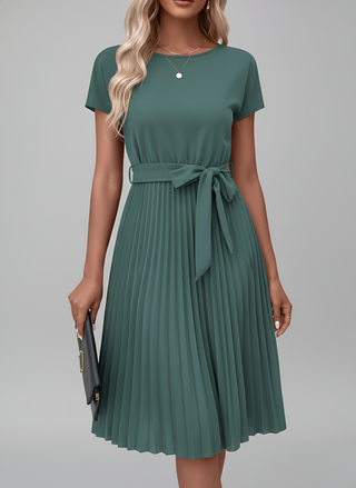 Geplooide midi-jurk voor dames met riem en korte mouwen, gemaakt van soepelvallende stof. 7