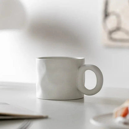 Moderne Keramische Koffiemok Met Uniek Ringvormig Handvat Wit