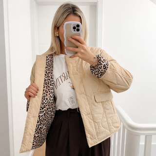 Tasana | Luxe Tussenjas met Trendy Stiksels - Luipaard Print Beige