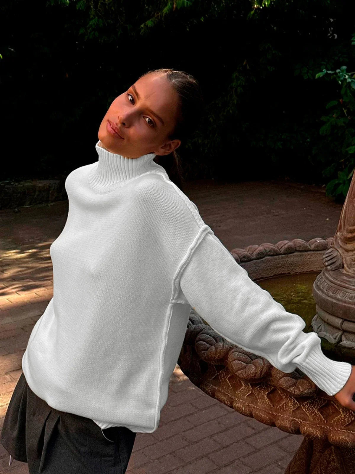 Zachte Gebreide Mock Neck Trui met Verlaagde Schouders sweater SEREIN