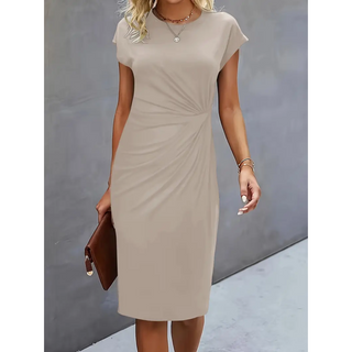 Parsha | Damesjurk met korte mouwen en plooien – Sculpturaal silhouet, getailleerde elegantie en Scandinavische, grootstedelijke gratie beige