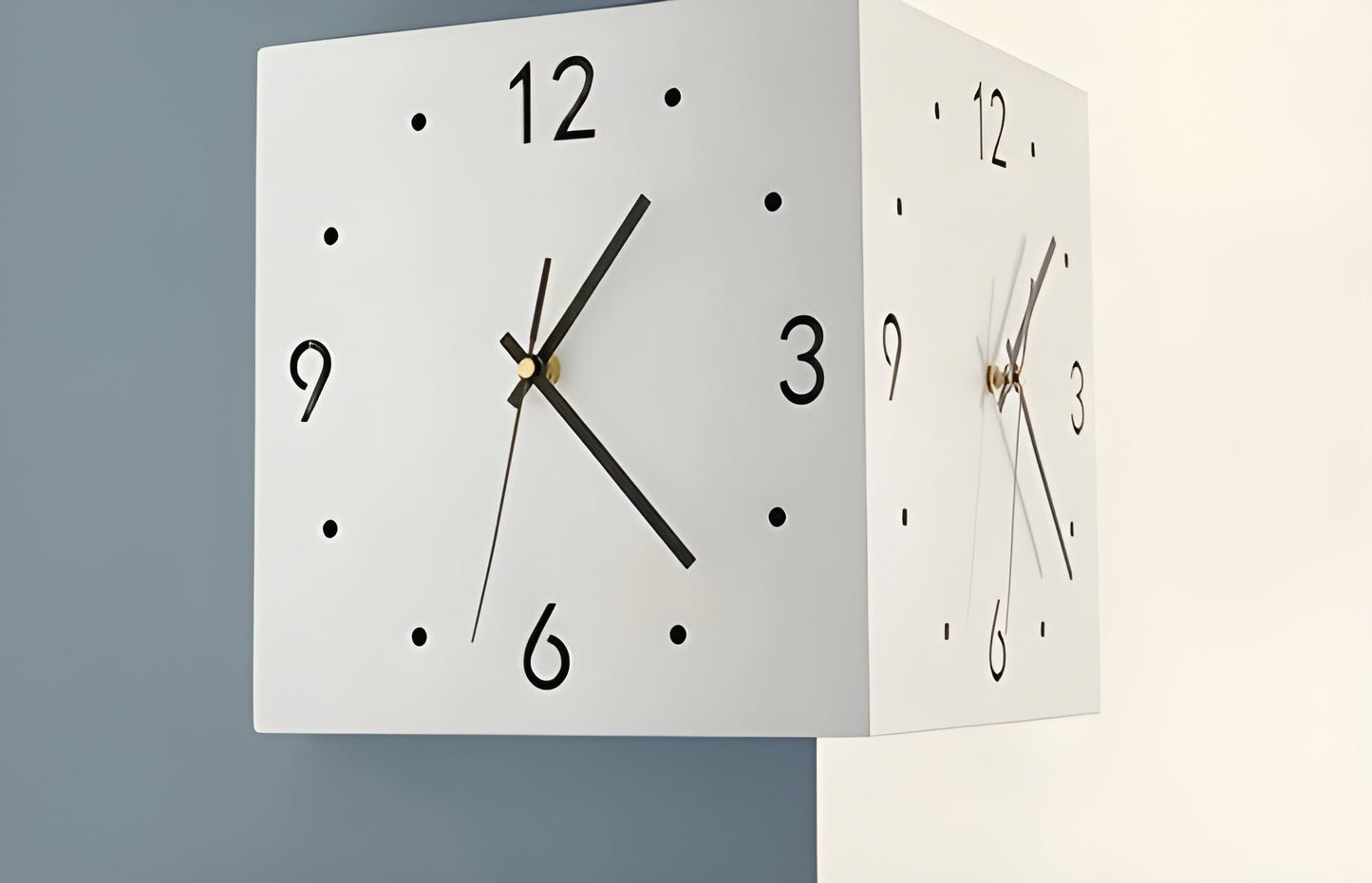 Klok – Elegante Dubbelzijdige Wandklok Wit