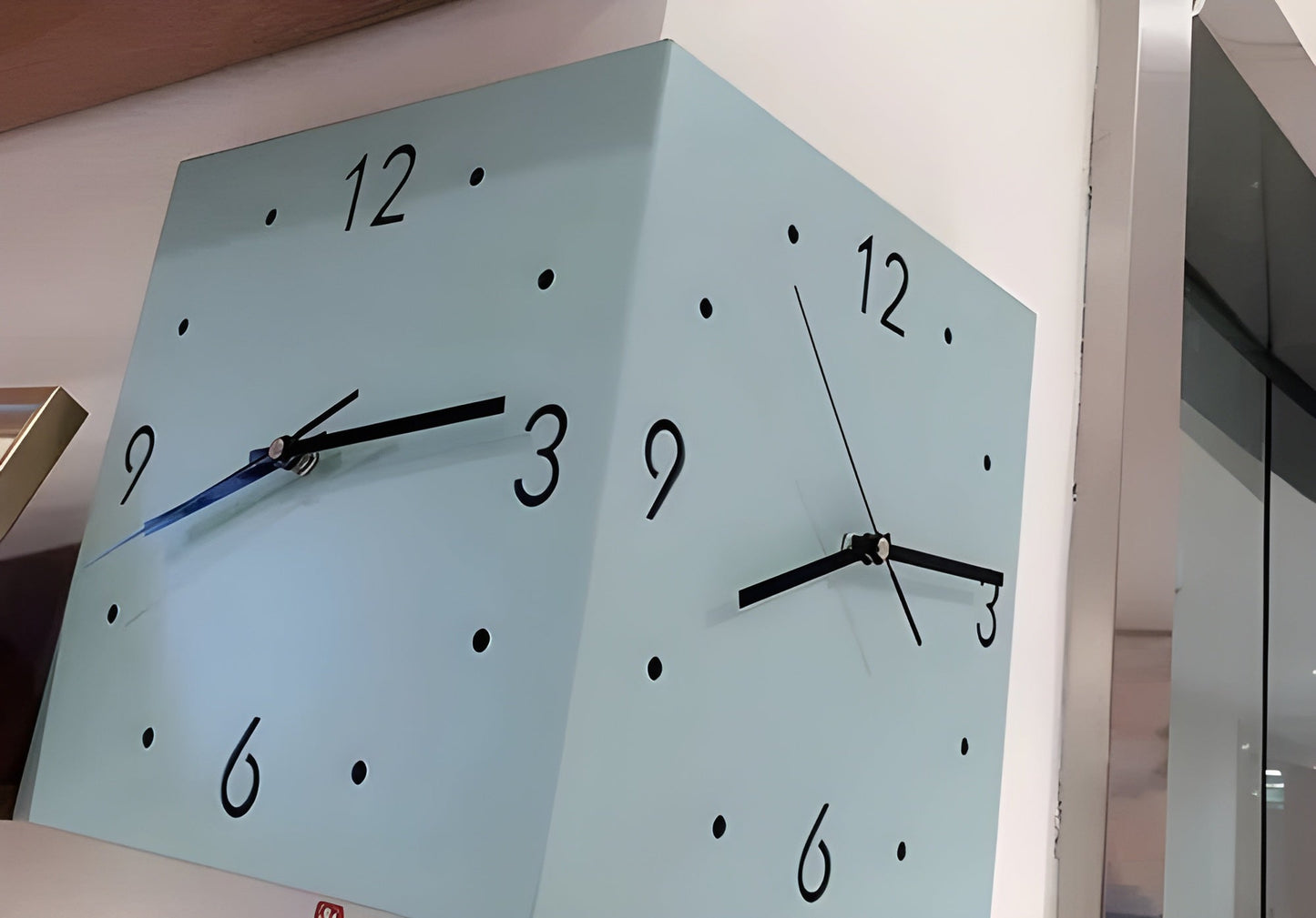 Klok – Elegante Dubbelzijdige Wandklok