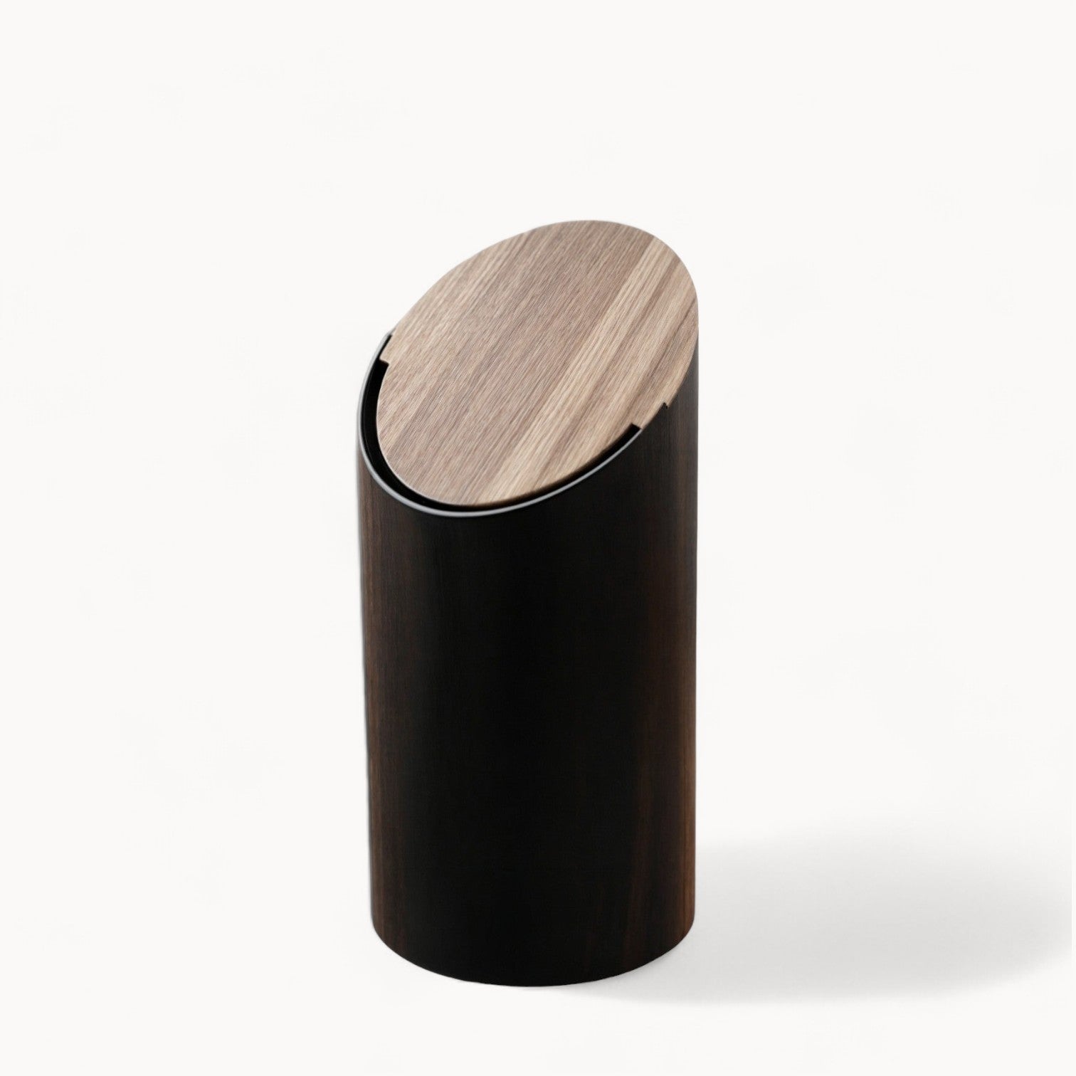 Schuin Geplaatste Esdoornafvalbak Voor Modern Afvalbeheer