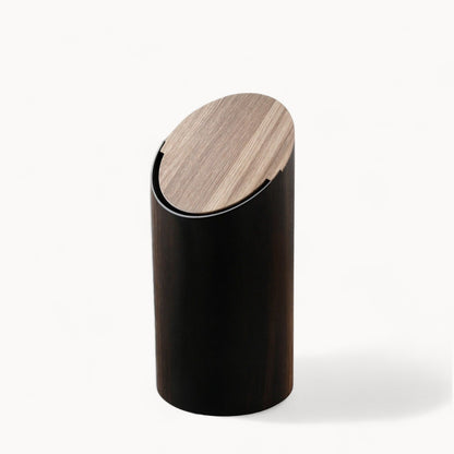 Schuin Geplaatste Esdoornafvalbak Voor Modern Afvalbeheer