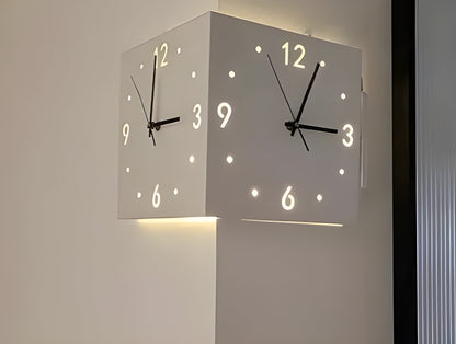 Klok – Elegante Dubbelzijdige Wandklok