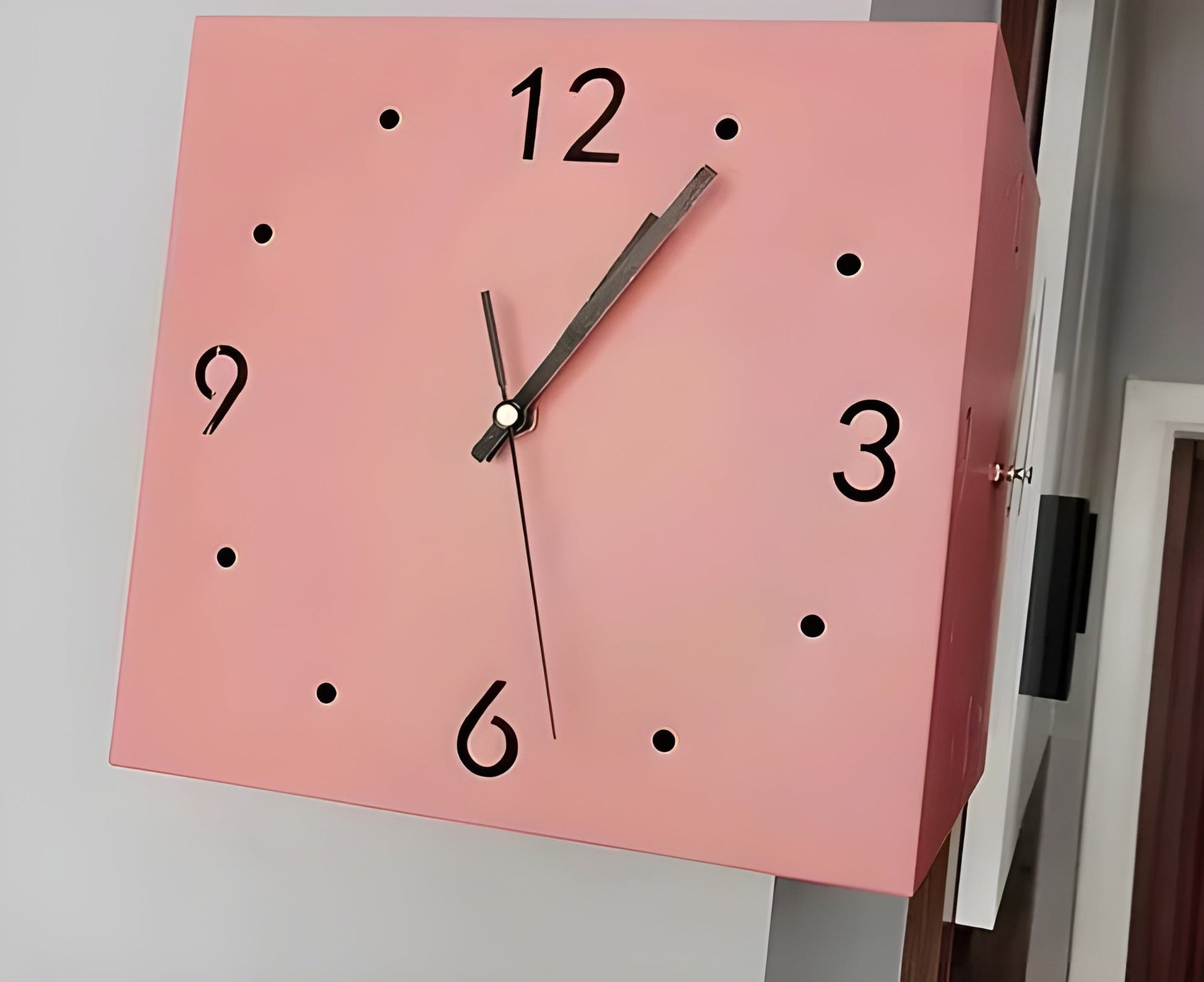 Klok – Elegante Dubbelzijdige Wandklok