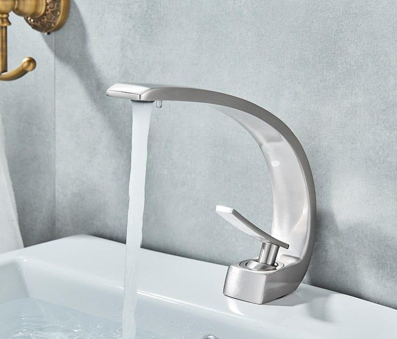 Moderne Gebogen Flow Armatuur Voor Bad En Keuken Geborsteld nikkel