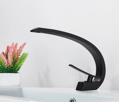 Moderne Gebogen Flow Armatuur Voor Bad En Keuken Mat Zwart