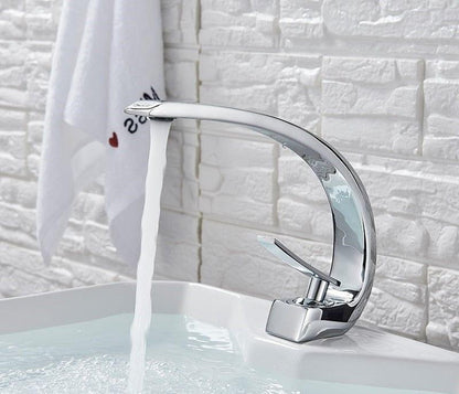 Moderne Gebogen Flow Armatuur Voor Bad En Keuken Chroom