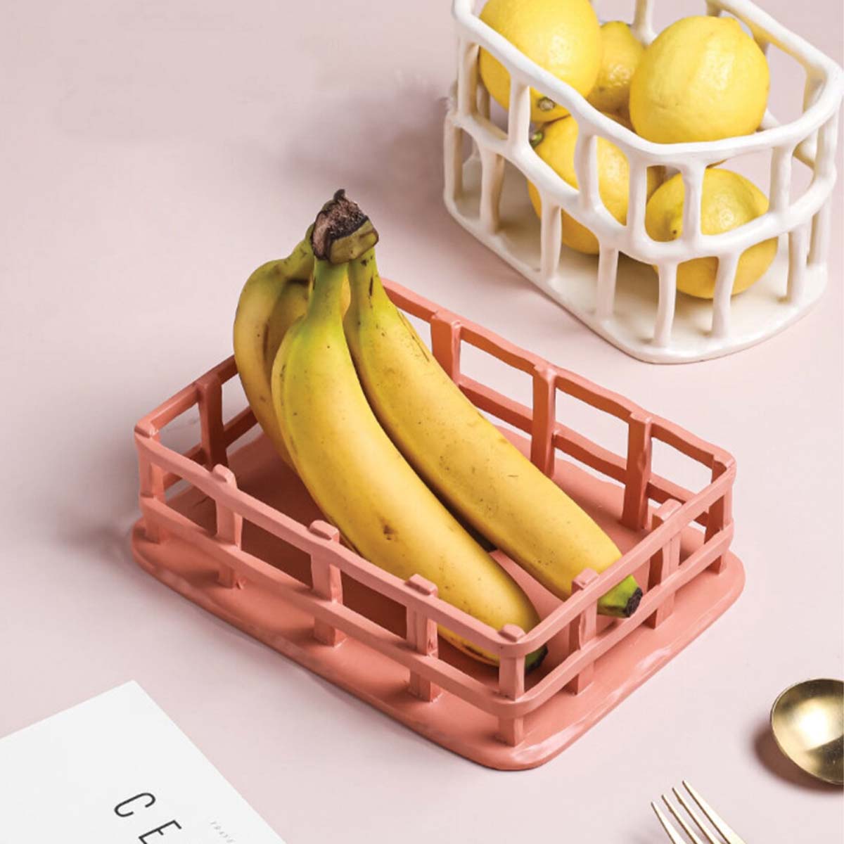 Fruit schaal in hars, gesculptureerd