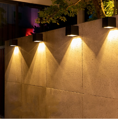 Luxe LED Solar Wandlamp Buiten Warm Licht Zwart Met Sensor