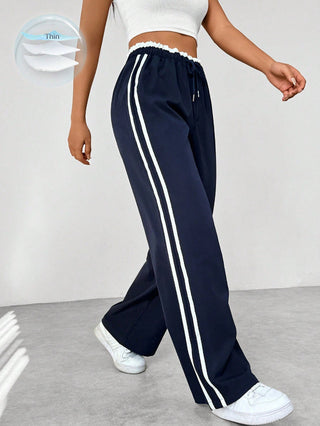 Trendy sportbroek met wijde pijpen en hoge taille voor een relaxte stijl en comfort. Donkerblauw
