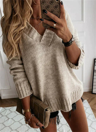 Zachte gebreide trui met V-hals, ideaal om te dragen als laagje van herfst tot winter. Beige