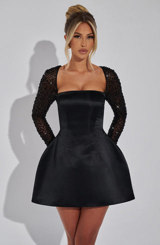 Satijnen Glitter Jurk Met Glanzende Lange Mouwen En Schouderloze Halslijn