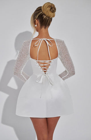 Satijnen Glitter Jurk Met Glanzende Lange Mouwen En Schouderloze Halslijn