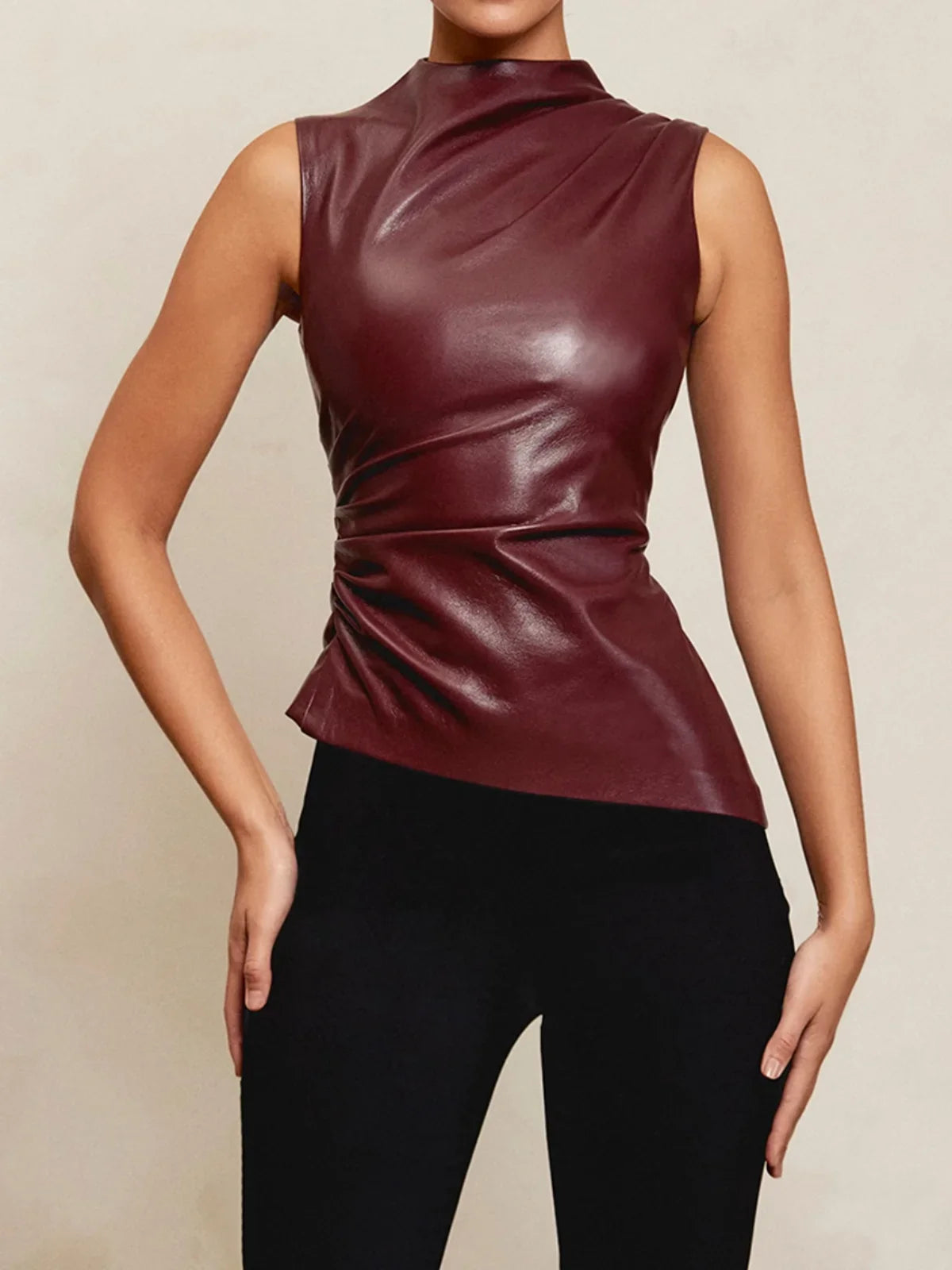 Gevormde Neplederen Mouwloze Top Met Hoge Hals Design Tops SEREIN
