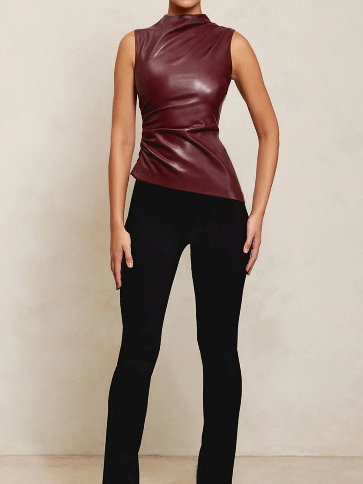 Gevormde Neplederen Mouwloze Top Met Hoge Hals Design Tops SEREIN