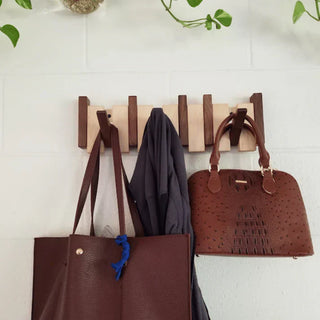 Houten Pianohanger Kapstok Voor Elegante Kledingopslag