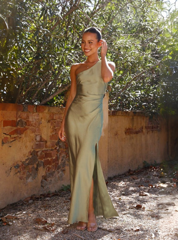 Seraphina | Satijnen One-Shoulder Maxi Jurk met Elegante Split – Luxe en Verfijning