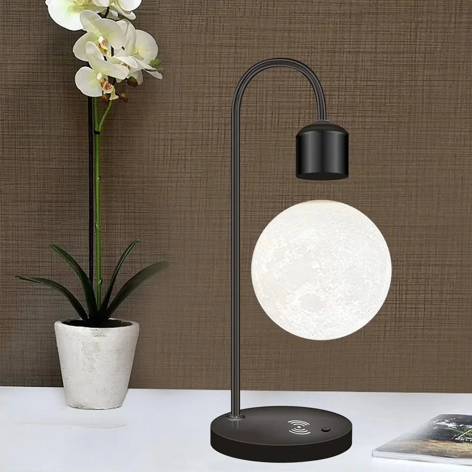 Amanti - 'Levitating' Maan Lamp met Draadloze Oplader voor Jouw Huis