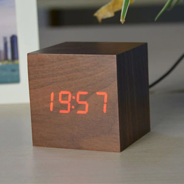 Kubus Digitale Tafelklok Voor Modern Interieur Bruin-rood
