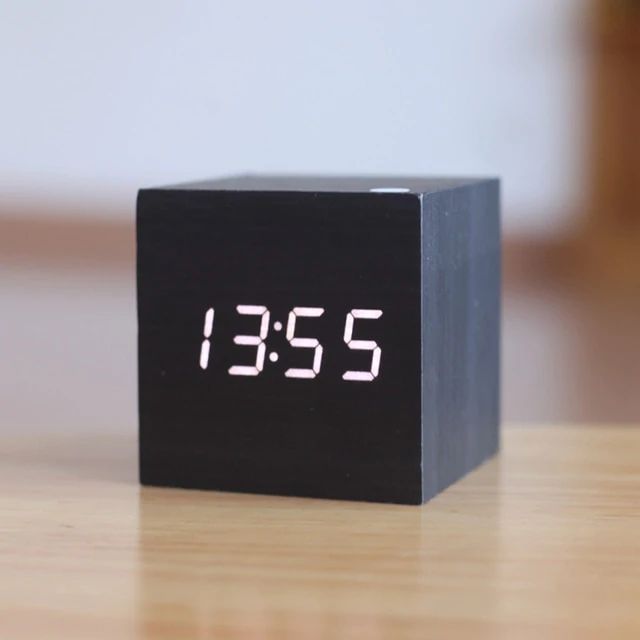 Kubus Digitale Tafelklok Voor Modern Interieur Zwart-wit