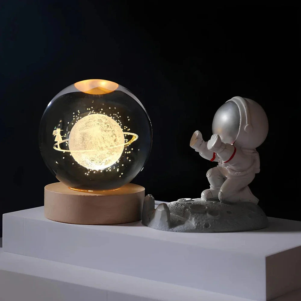 Solace - Kristallen Bal met 3D Gravure en Warm Wit Licht Space Wanderer