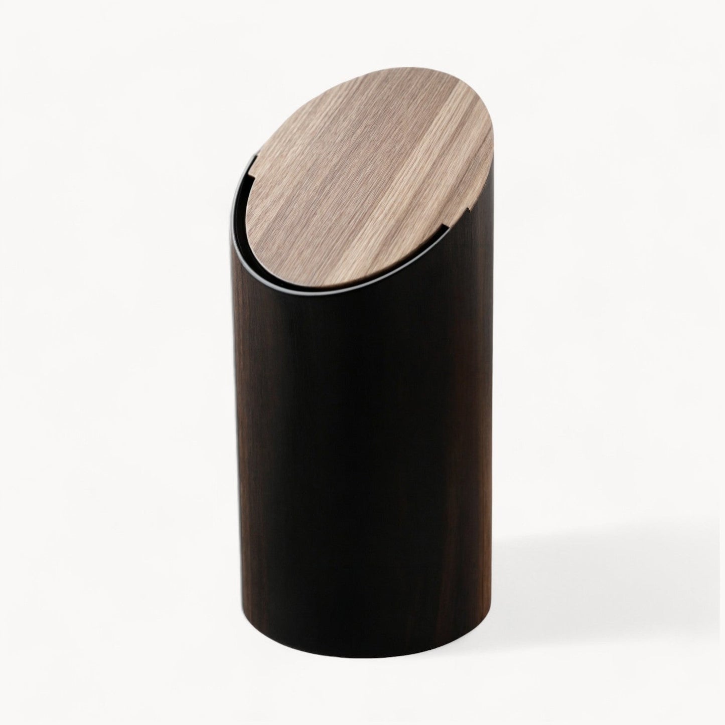 Schuin Geplaatste Esdoornafvalbak Voor Modern Afvalbeheer Zwart