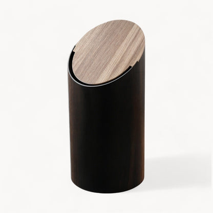 Schuin Geplaatste Esdoornafvalbak Voor Modern Afvalbeheer Zwart